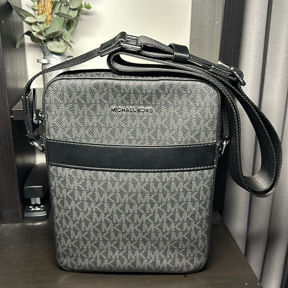 Micheal Kors Men’s Crossbody Medium Leather Monogram Cooper Flight Bag (Black)